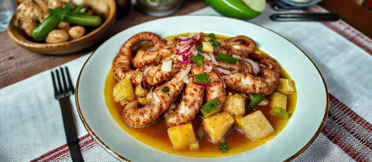 Pulpo Guisado Costeño con Yuca
